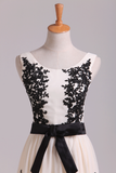 2024 Une ligne bretelles en mousseline de soie robe de bal courte Avec Noir Applique &amp; Sash