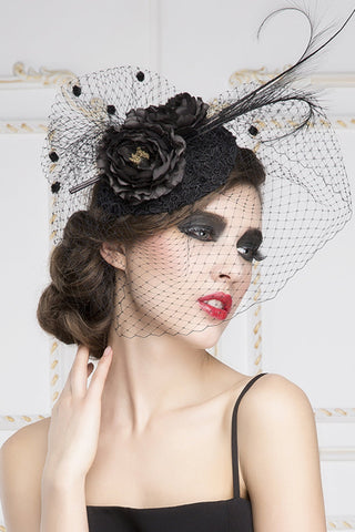 Ladies Eye-Catching Yarn Net Avec Fascinators