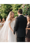 Robe de mariée sirène en dentelle avec décolleté épaule et traîne chapelle