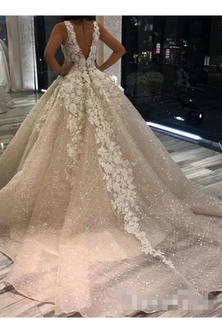 Robe de mariée en organza chatoyante avec décolleté en V et paillettes décorées