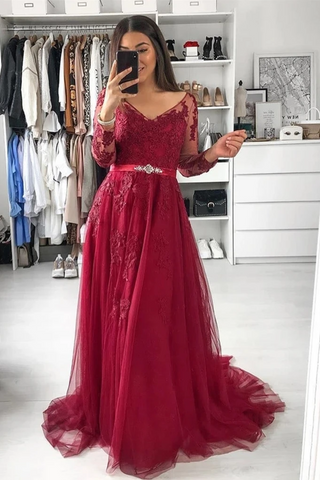 Col V Manches Longues Une Ligne Robe De Bal En Tulle Appliqué Avec Ceinture Perlée