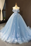 Robe de bal en tulle bleu clair avec épaule