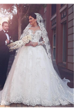 Une ligne de robes de mariée en tulle à col rond avec des appliques, des robes de mariée