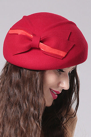 Jolie Laine Femme Avec Bowler / Chapeau cloche