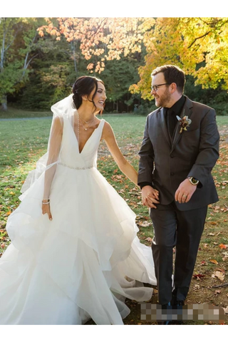 Robe de mariée en organza à col en V et à volants Baguettes Robe de mariée ceinture