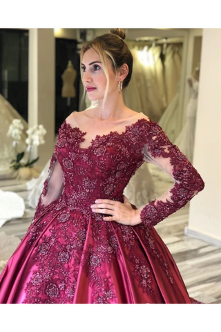 Robe De Bal Avec Des Manches Longues Et Des Broderies Florales Train De Court Coloris Bordeaux