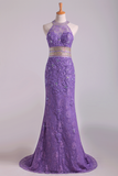 2024 Populaire sirène col haut Robes de bal dentelle avec perles balayage train Violet