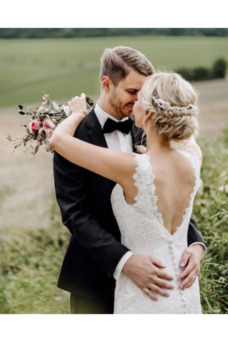 Robe de mariée en dentelle gracieuse avec boutons couverts Robe de mariée sirène