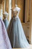 Belle robe de bal longue en tulle de bal pure avec des fleurs, une ligne cap manches robes de soirée