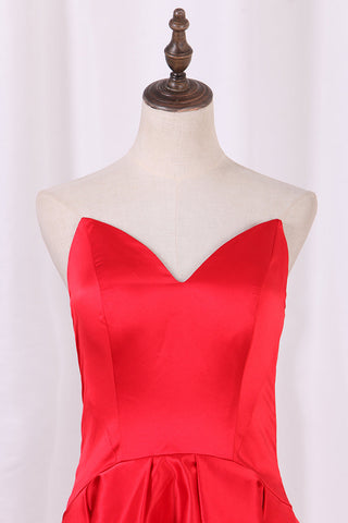 2024 Robes de bal asymétriques V Neck Satin Red