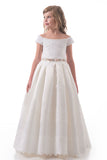 2024 A Line Off The Shoulder Flower Girl Robes Satin Avec Applique Et Sash