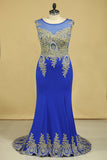 2024 foncé bleu royal Robes de bal Scoop sirène avec appliques Spandex balayage train Taille 18W