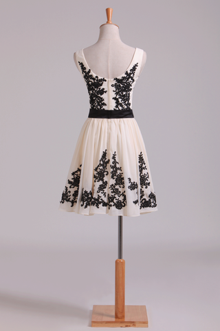 2024 Une ligne bretelles en mousseline de soie robe de bal courte Avec Noir Applique &amp; Sash