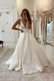 Robe de mariée longue en satin blanc à col en V profond et longue en dentelle