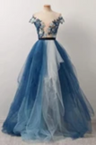 Superbe robe de bal dégradée à épaules dénudées avec appliques / résille