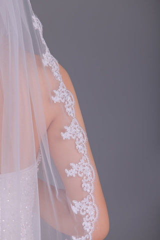 Un Tier-Finger-Tip Longueur nuptiale Voiles avec appliques