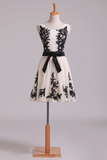 2024 Une ligne bretelles en mousseline de soie robe de bal courte Avec Noir Applique &amp; Sash